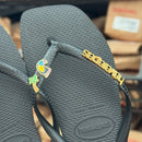 Havaianas Slim Square + Placa Logo + Pin Tucano e Coqueiro