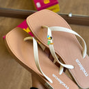 Chinelo de Dedo Moleca Detalhes da Marca 5552.200 + Pin Tucano e Coqueiro