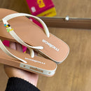 Chinelo de Dedo Moleca Detalhes da Marca 5552.200 + Pin Tucano e Coqueiro