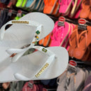 Havaianas Top + Placa Logo + Pingente Trevo, Tucano, Coqueiro e Brasil