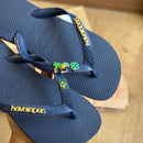 Havaianas Top + Placa Logo + Pin Tucano, Trevo, Brasil e Coqueiro