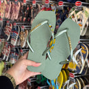 Havaianas Slim Square + Placa Logo + Pin Tucano e Coqueiro